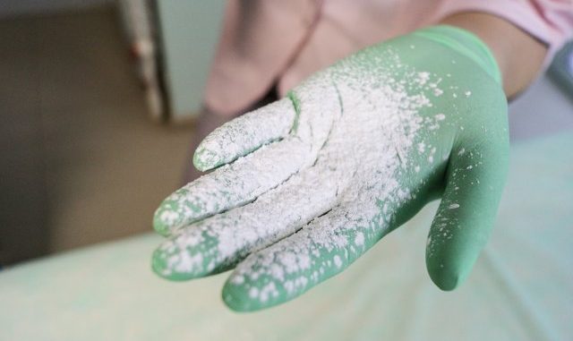 Master shugaring apply talcum powder on hand before the procedure