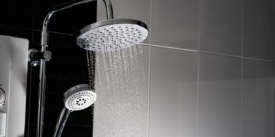 Zestaw prysznicowy w nowoczesnym wydaniu - połączenie deszczownicy z klasycznym natryskiem