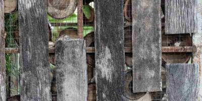 Jak nabyć i zastosować odzyskane drewno z rozbiórki domów